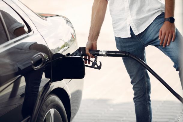 wp-content/uploads/2026/06/deposito-del-coche-a-izquierda-o-derecha.jpg