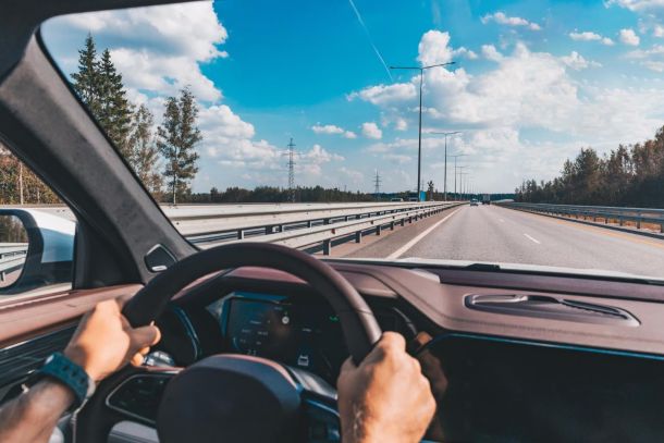 wp-content/uploads/2026/03/conduccion-segura-por-autopista.jpg